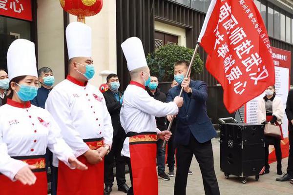 阿五黃河大鯉魚(yú)廚師逆行武漢 用美味奉獻(xiàn)愛(ài)心