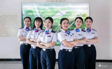 美人潭|群像 高速路之花：走下崗?fù)さ呐駛? /></div>
<div   class=
