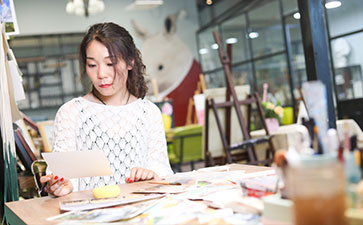 美人潭|文藝女神 自由插畫師袁小真：藏進(jìn)彩色泡泡里的女人