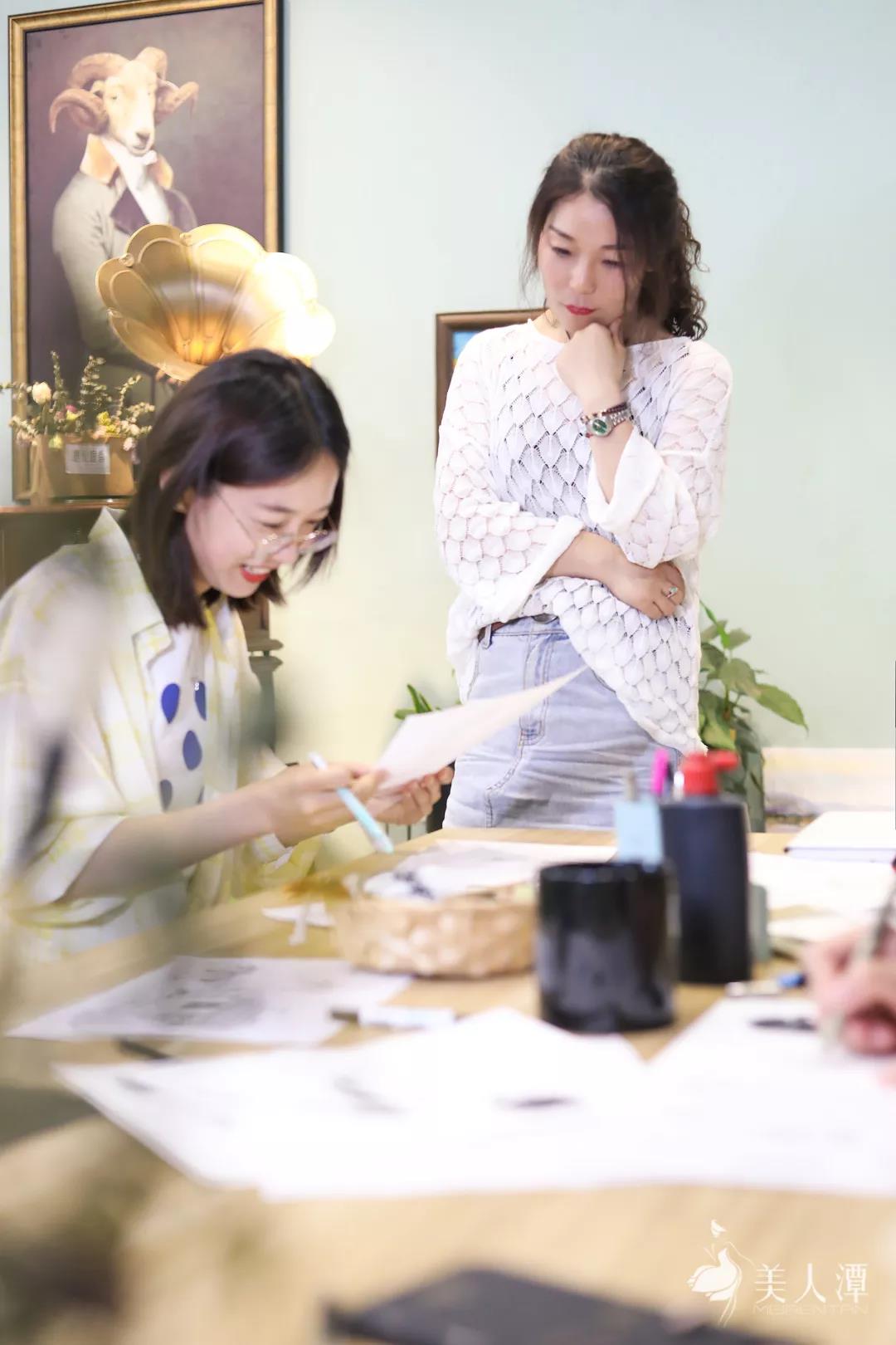 美人潭|文藝女神 自由插畫師袁小真：藏進(jìn)彩色泡泡里的女人